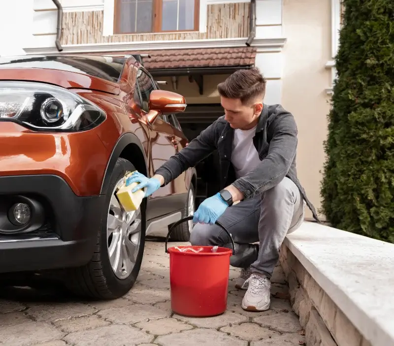 Lavage auto à domicile Vauxbuin : professionnel intervenant sur un véhicule